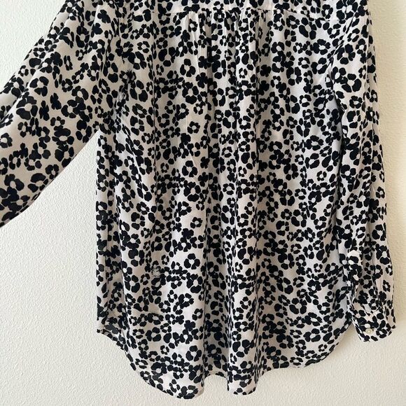 Ann Taylor LOFT Size Medium Long Sleeve Blouse quarter button up floral - Picture 8 of 9